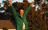 De Japanse topgolfer Hideki Matsuyama in het prestigieuze groene jasje na het winnen van The Masters
