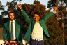 Hideki Matsuyama juicht nadat hij van Dustin Johnson het groen jasje van The Masters heeft gekregen