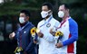 De topgolfers Xander Schauffele, Rory Sabbatini en CT Pan met hun olympische medailles op de Spelen in Tokio