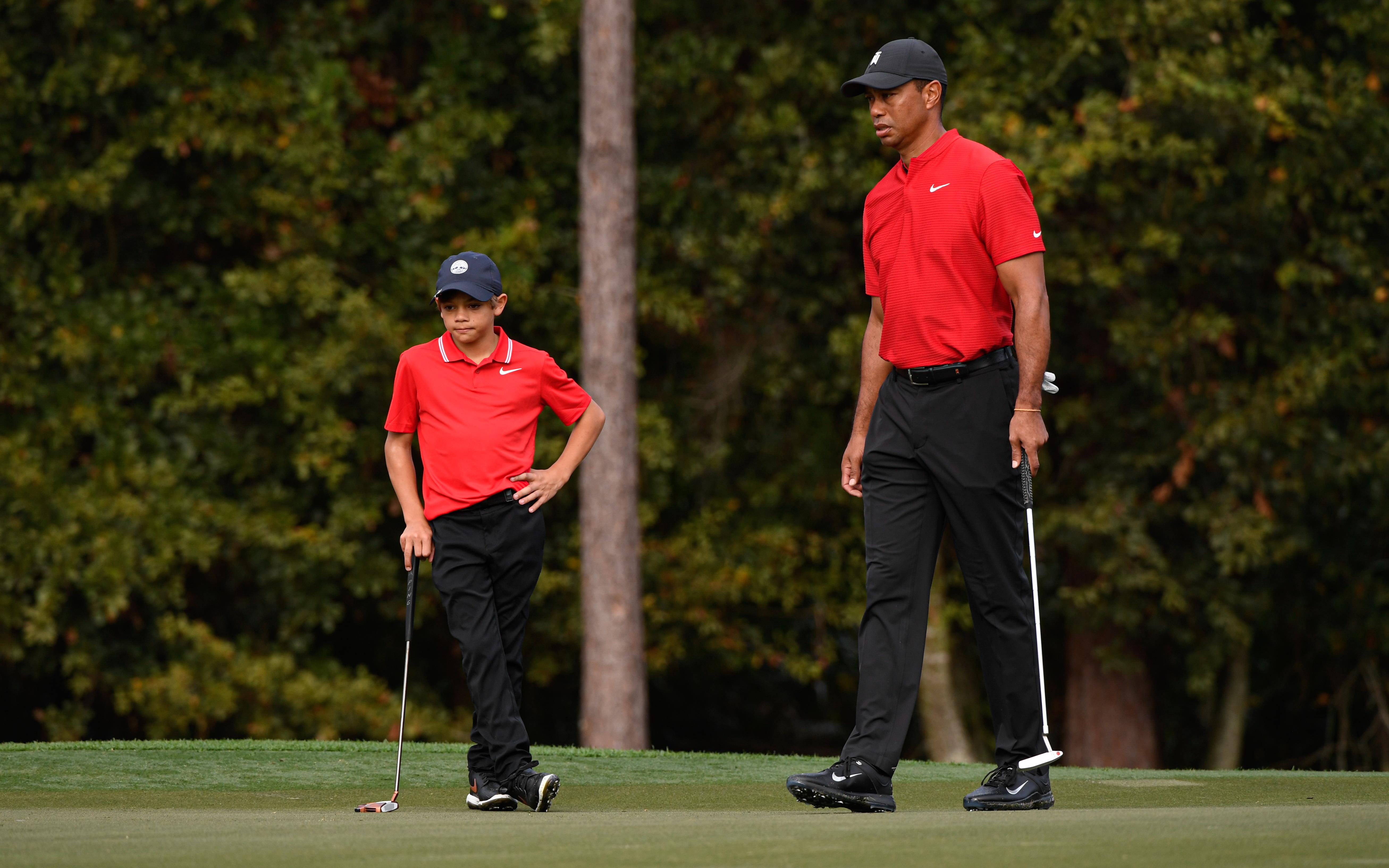 De Amerikaanse topgolfer Tiger Woods met zijn zoon Charlie bij het PNC Championship 2020