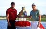 De Noorse topgolfer Viktor Hovland wint de Hero World Golf Challenge 2021 en poseert met Tiger Woods