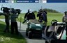 Brooks Koepka slaat bal in een schoen op een golfcart