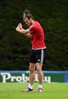 Gareth Bale maakt een golfbeweging swing tijdens een voetbaltraining
