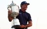De Amerikaanse topgolfer Phil Mickelson met de Wanamaker Trophy na het winnen van het PGA Championship op Kiawah Island