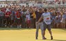 De Amerikaanse topgolfer Phil Mickelson en zijn broer Tim na het winnen van het PGA Championship op Kiawah Island