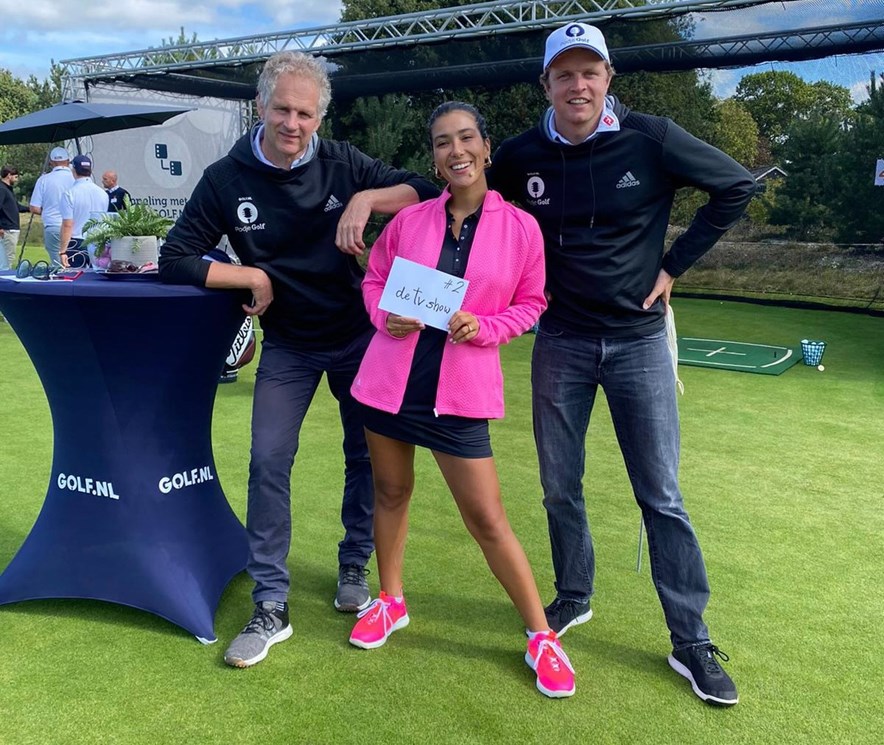 Moïse Trustfull met de presentatoren van Podje Golf, de TV-show tijdens het Dutch Open