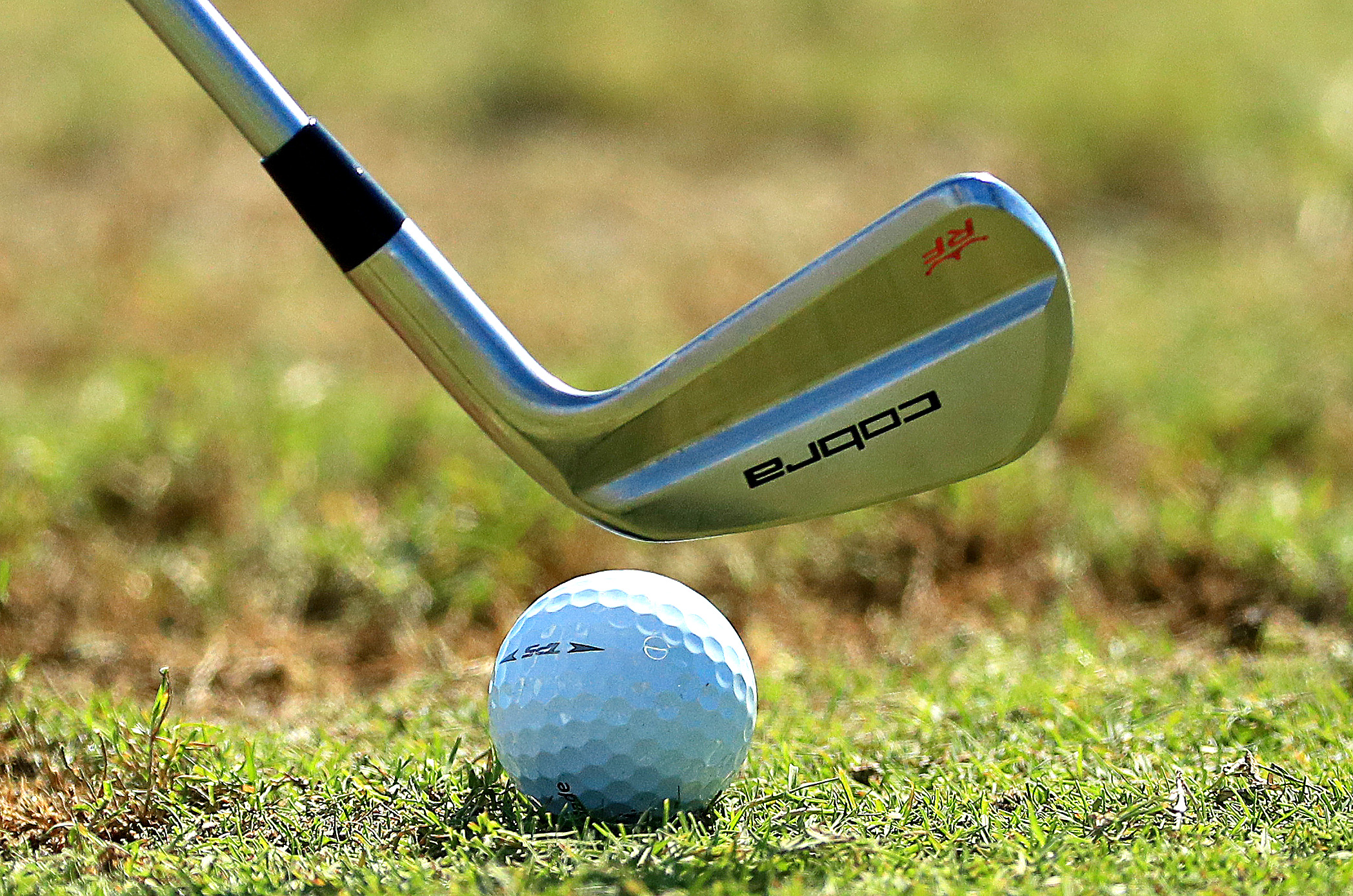 Regelvragen golf: mag je met achterkant club slaan?