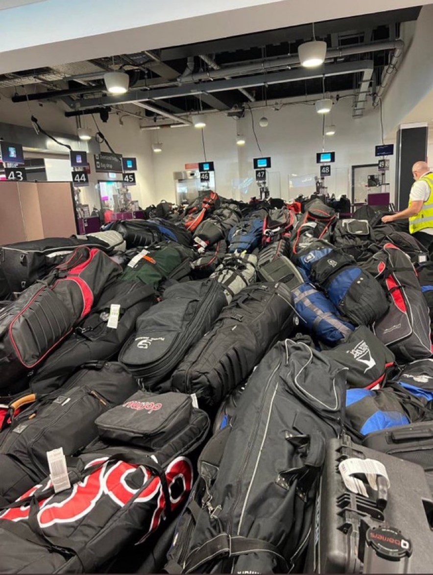 Golftassen stapelen op vliegveld