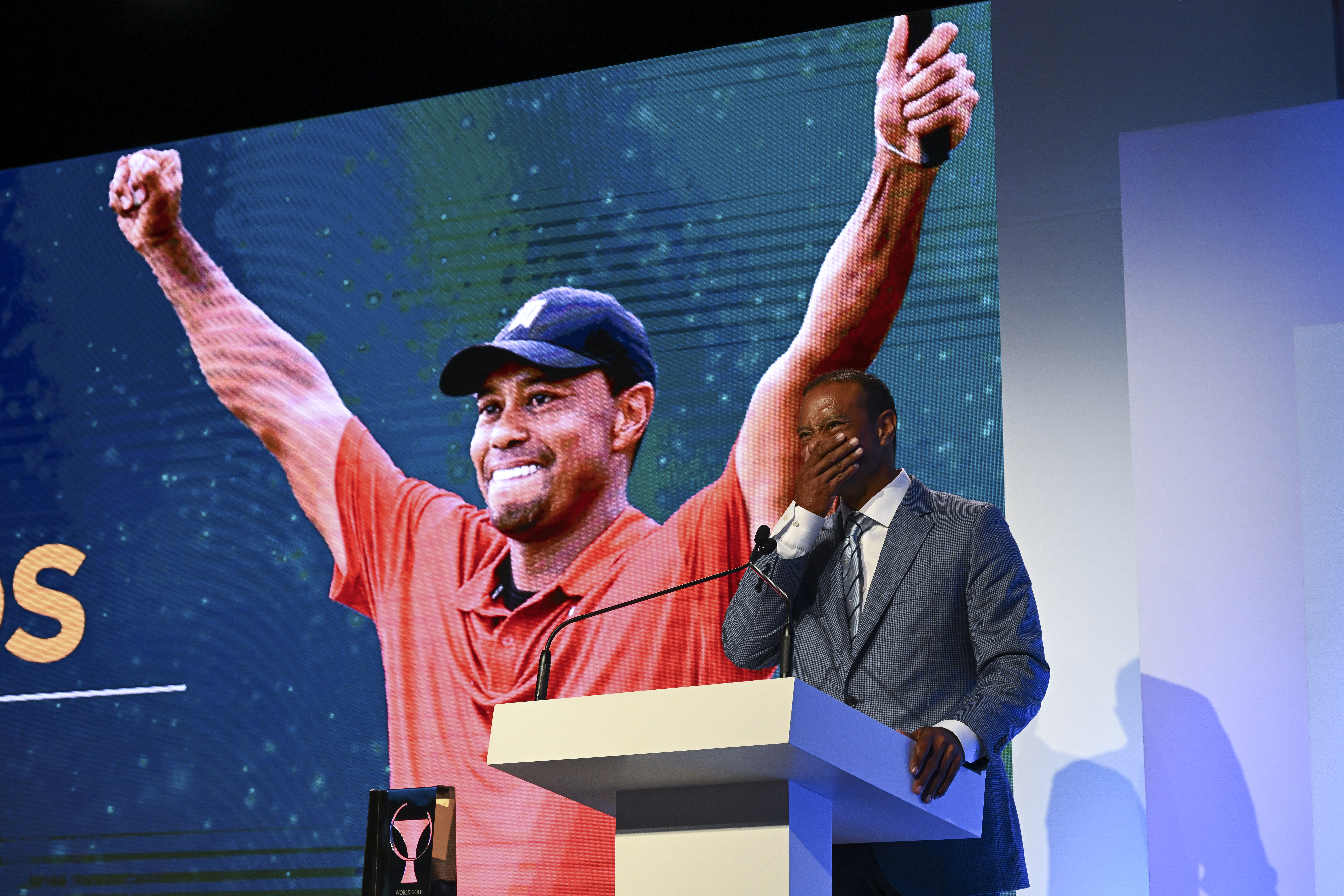 Emotionele Tiger Woods bij inwijding Hall of Fame