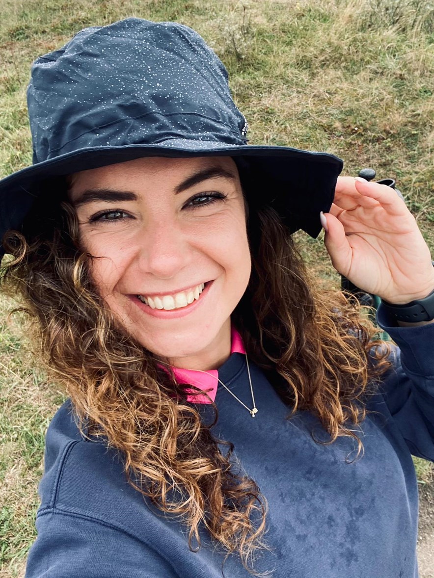 Niki Wijnen als caddie van Myrte Eikenaar op het Nederlandse Loterij Nationaal Open