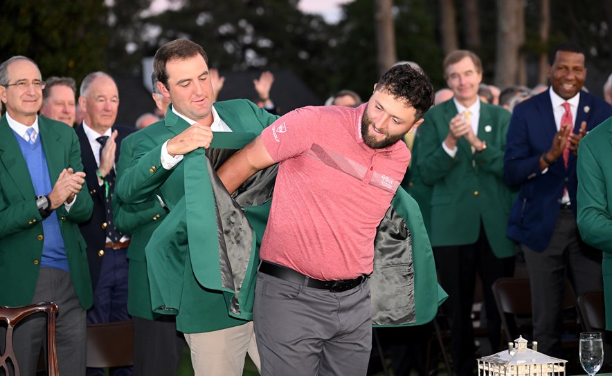 Jon Rahm krijgt groene jasje van Scottie Scheffler op de Masters