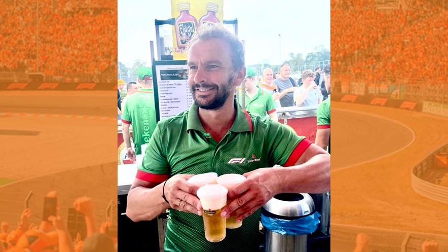 Joost Luiten als barman in actie 