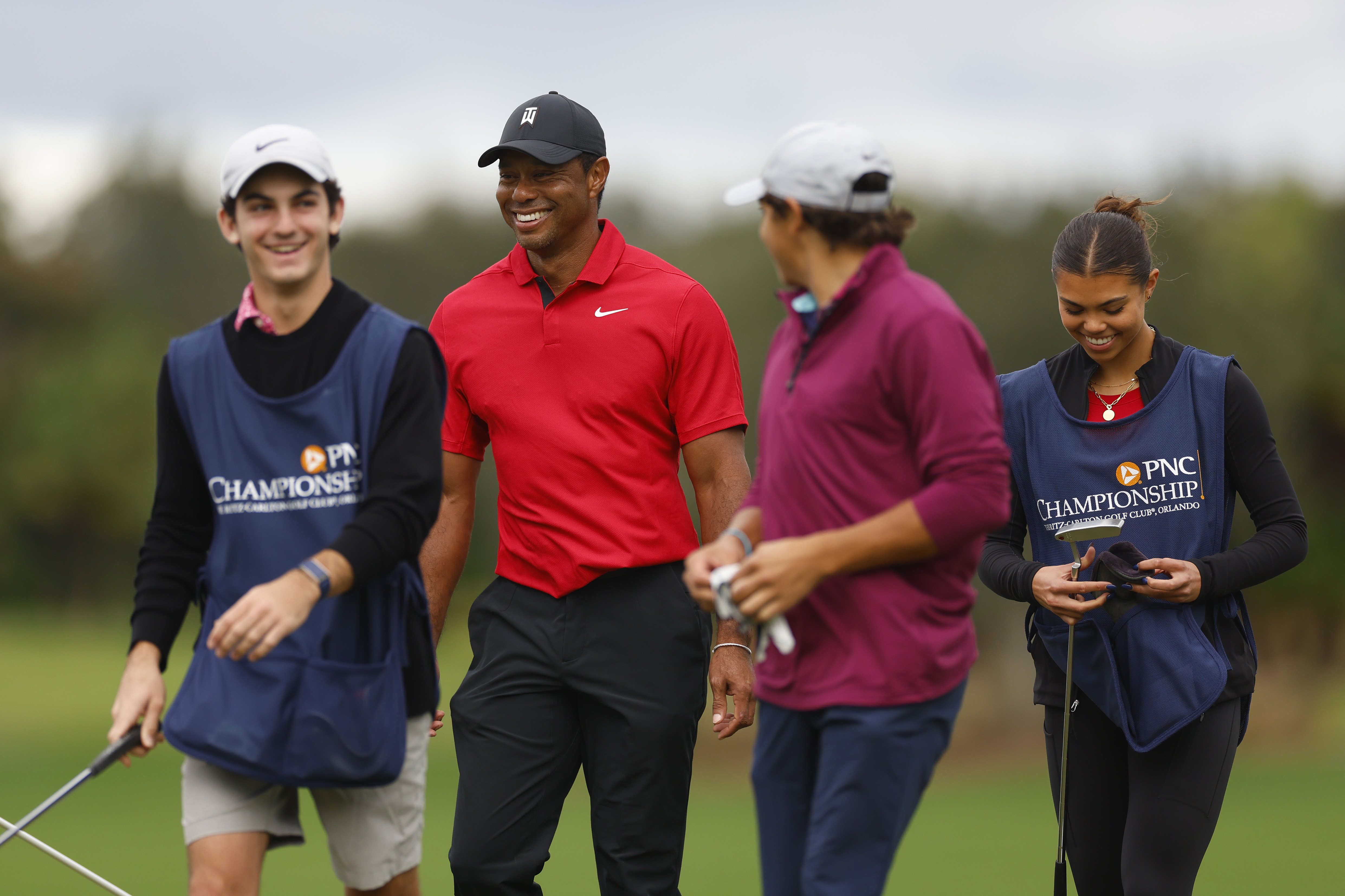De Amerikaanse topgolfer Tiger Woods met zoon Charlie en dochter Sam tijdens het PNC Championship 2023