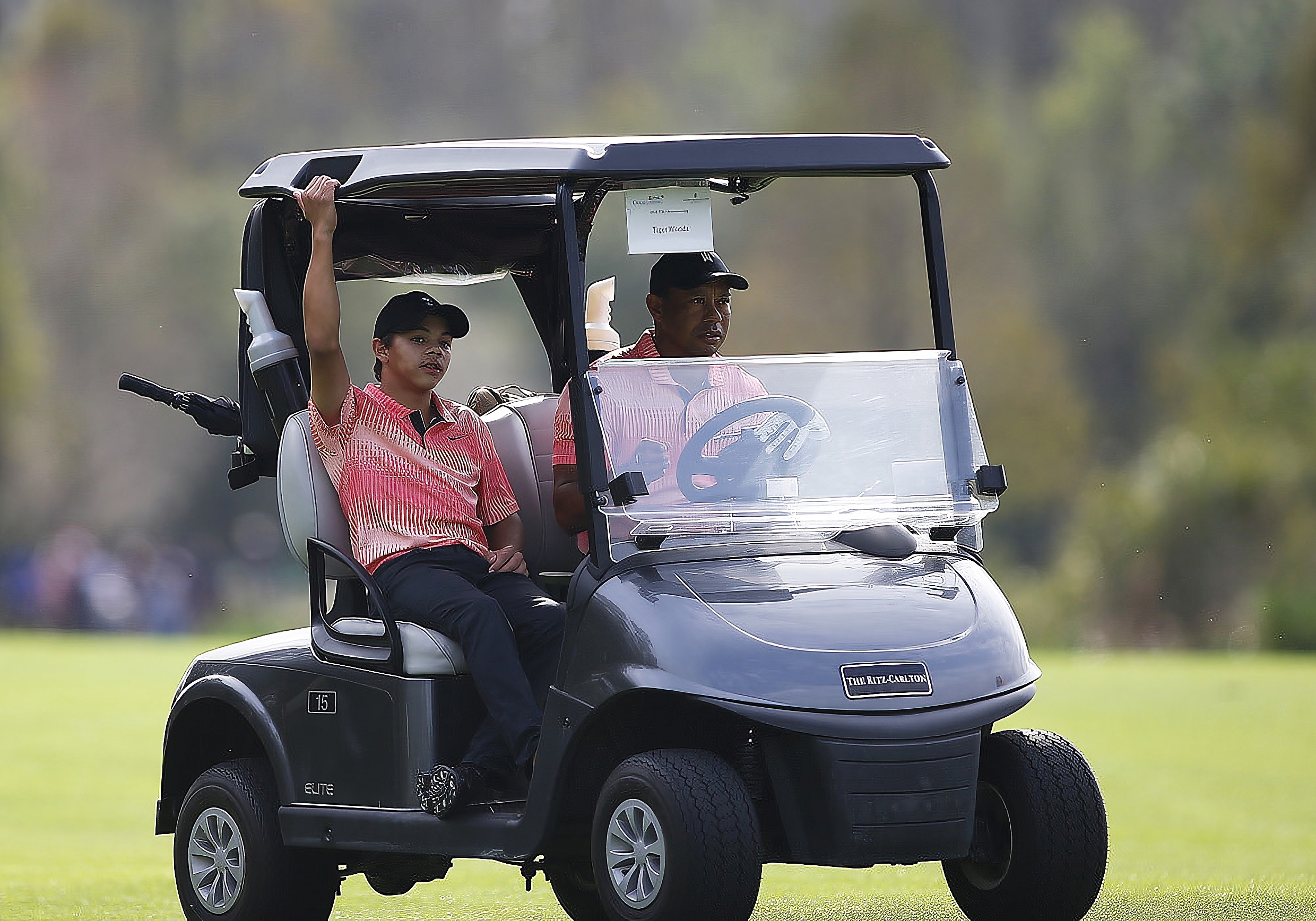 De Amerikaanse topgolfer Tiger Woods en zoon Charlie Woods tijdens het PNC Championship van 2022 in Florida