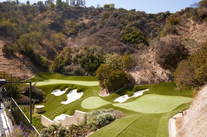golfbaan in de tuin van Mark Wahlberg