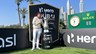 Golfer Derksen met beker in Dubai