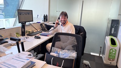 Golfer Derksen op kantoor in Dubai