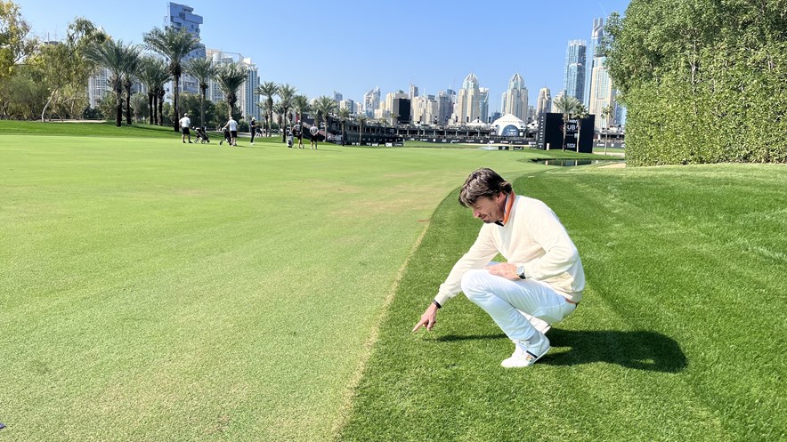 Golfer Derksen op hole 18 in Dubai
