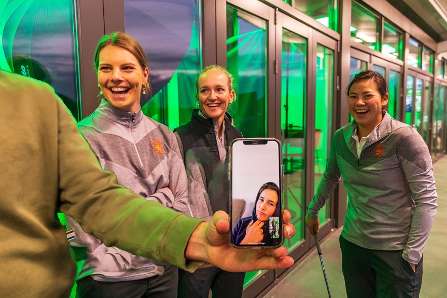 Oranje-dames facetimen met Dewi Weber