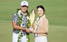 De Zuid-Koreaanse topgolfers Si Woo Kim en Ji Hyun Oh na het winnen van het Sony Open in Hawaii 2023