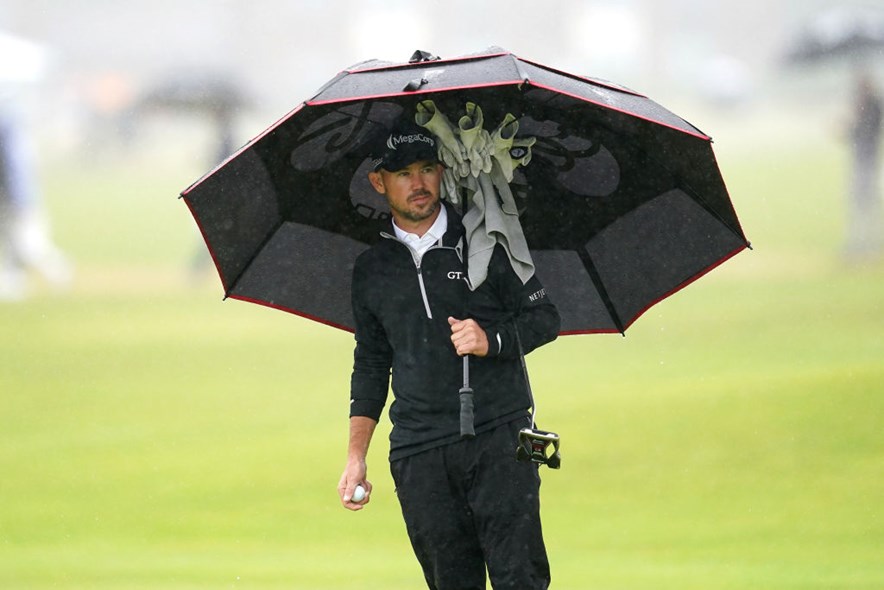 Brian Harman als strandverkoper over de golfbaan