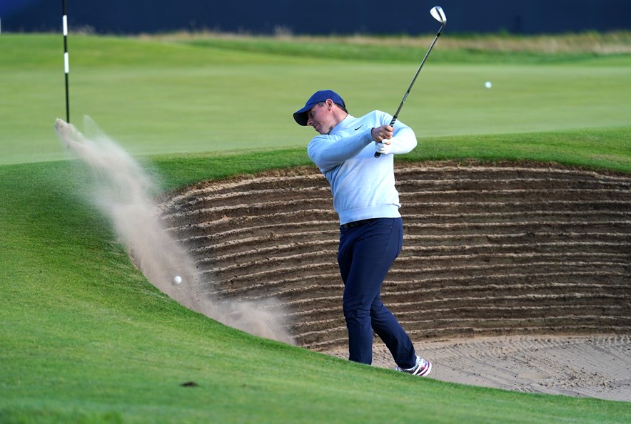 Rory McIlroy worstelt in een van de potbunkers op Royal Liverpool