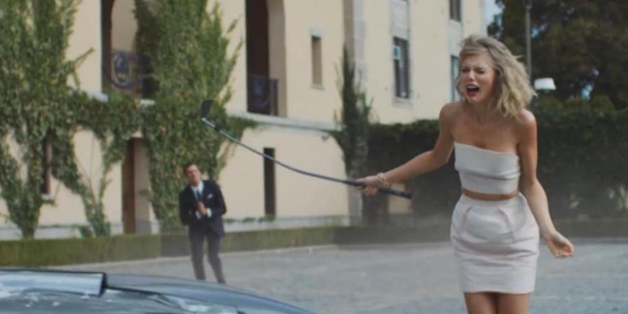taylor swift slaat op auto