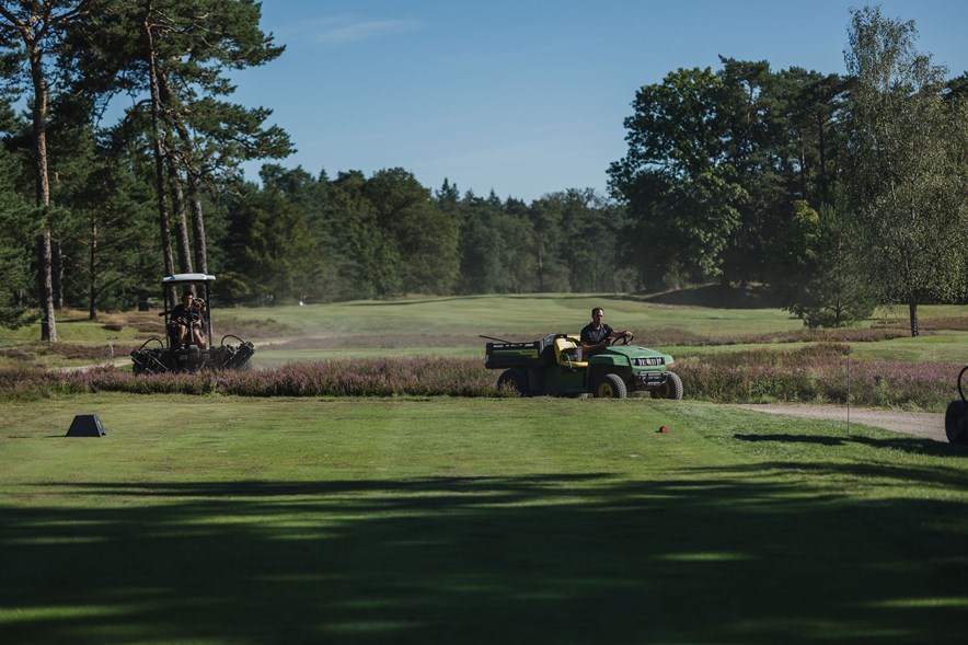 Greenkeepers aan het werk op de Hilversumsche