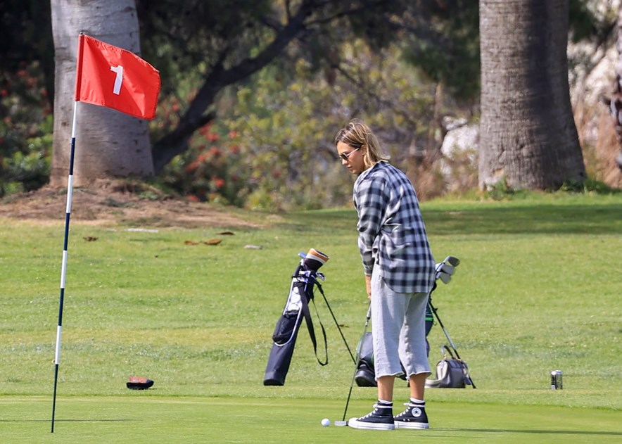 Jessica Alba speelt golf - casual met haar gezin