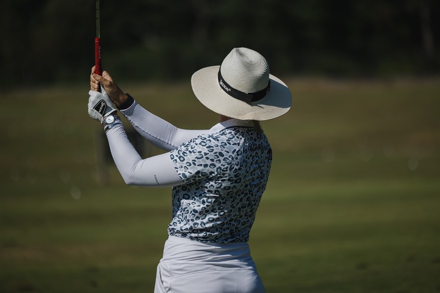 Nicole Garcia speelt met een hoed tijdens het Big Green Egg Open 2023