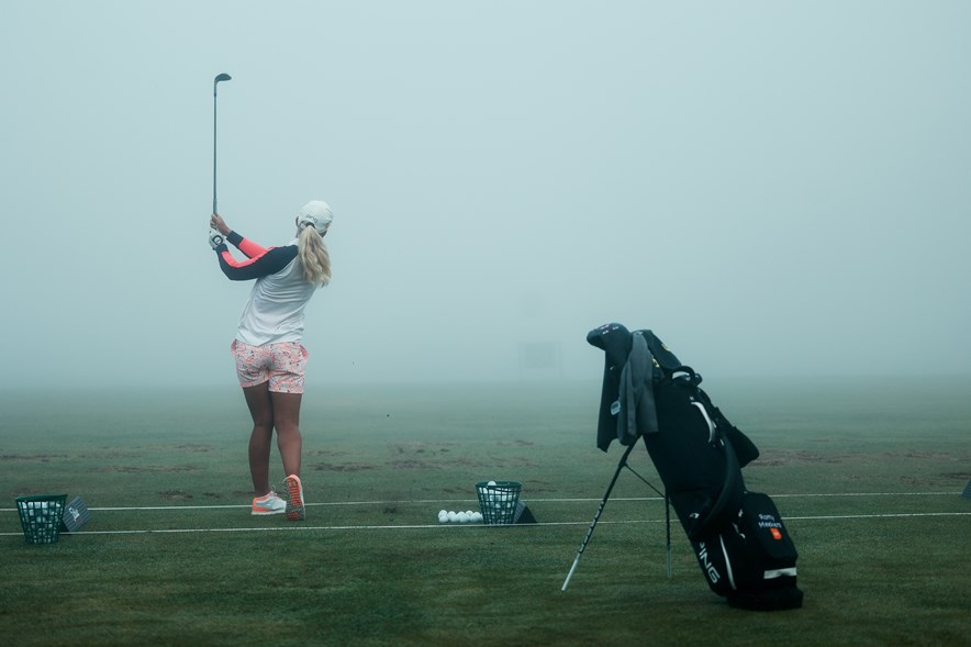 Romy Meekers op de drivingrange in de mist