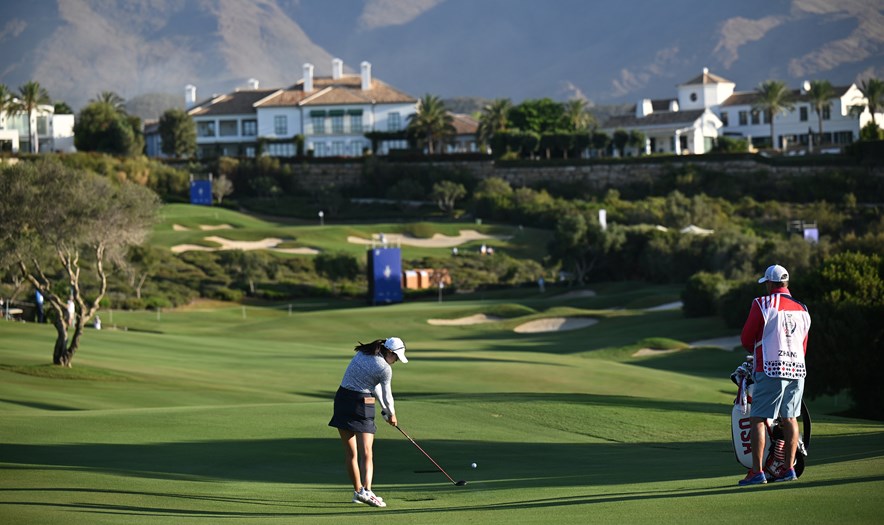 De Amerikaanse topgolfster Rose Zhang slaat af op Finca Cortesin de baan van de Solheim Cup 2023