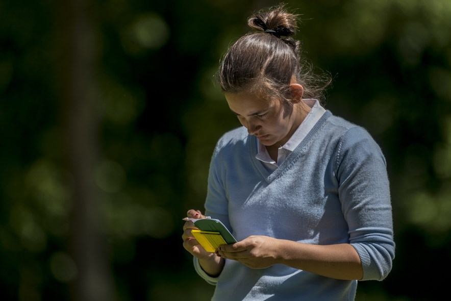 Dewi Weber noteert haar score tijdens het NK Strokeplay in 2015