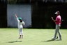 Dakota Watson tijdens de Par 3 Contest met vader Bubba Watson