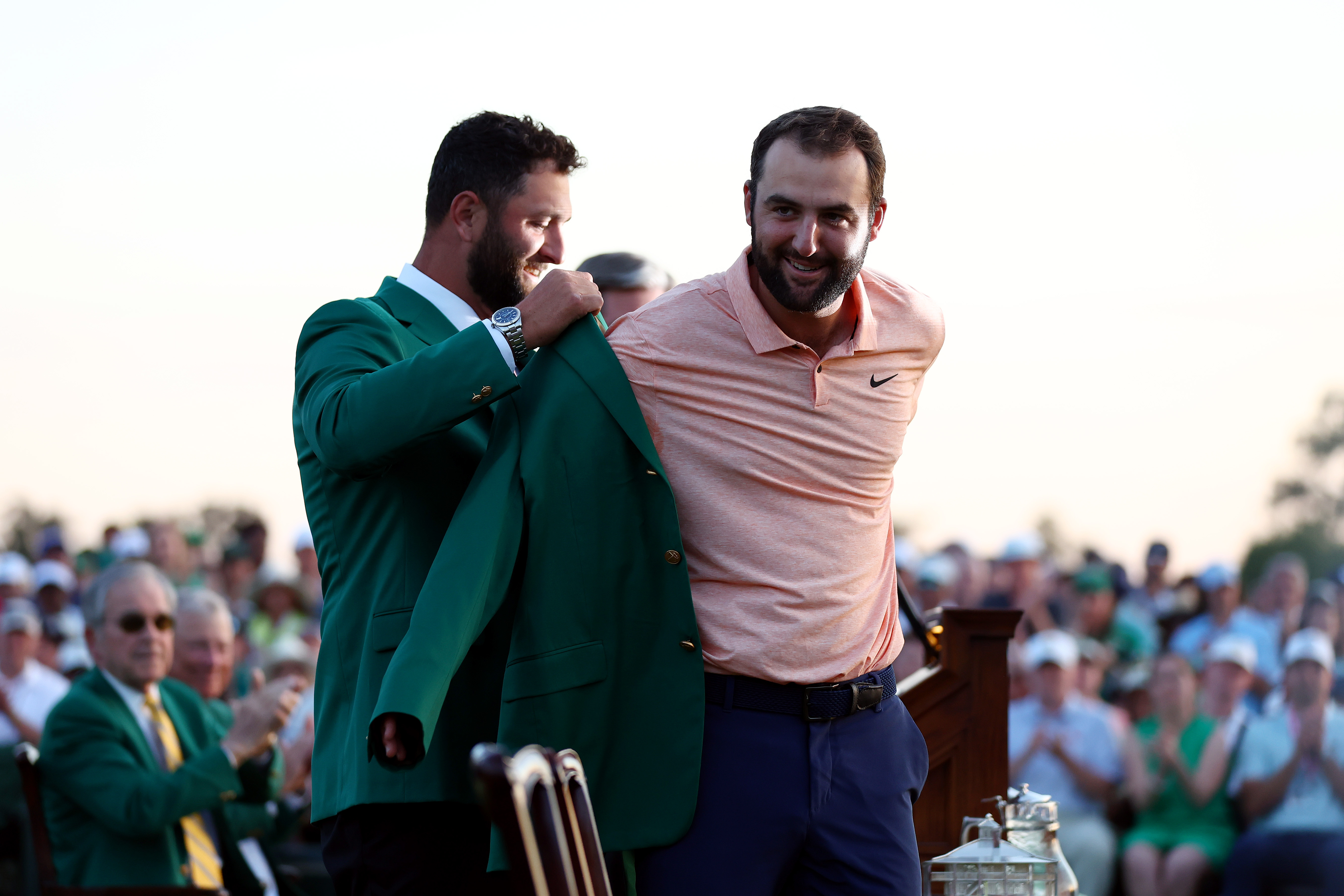 De Amerikaanse topgolfer Scottie Scheffler wint de Masters en krijgt het groene jasje van Jon Rahm  op Augusta in 2024