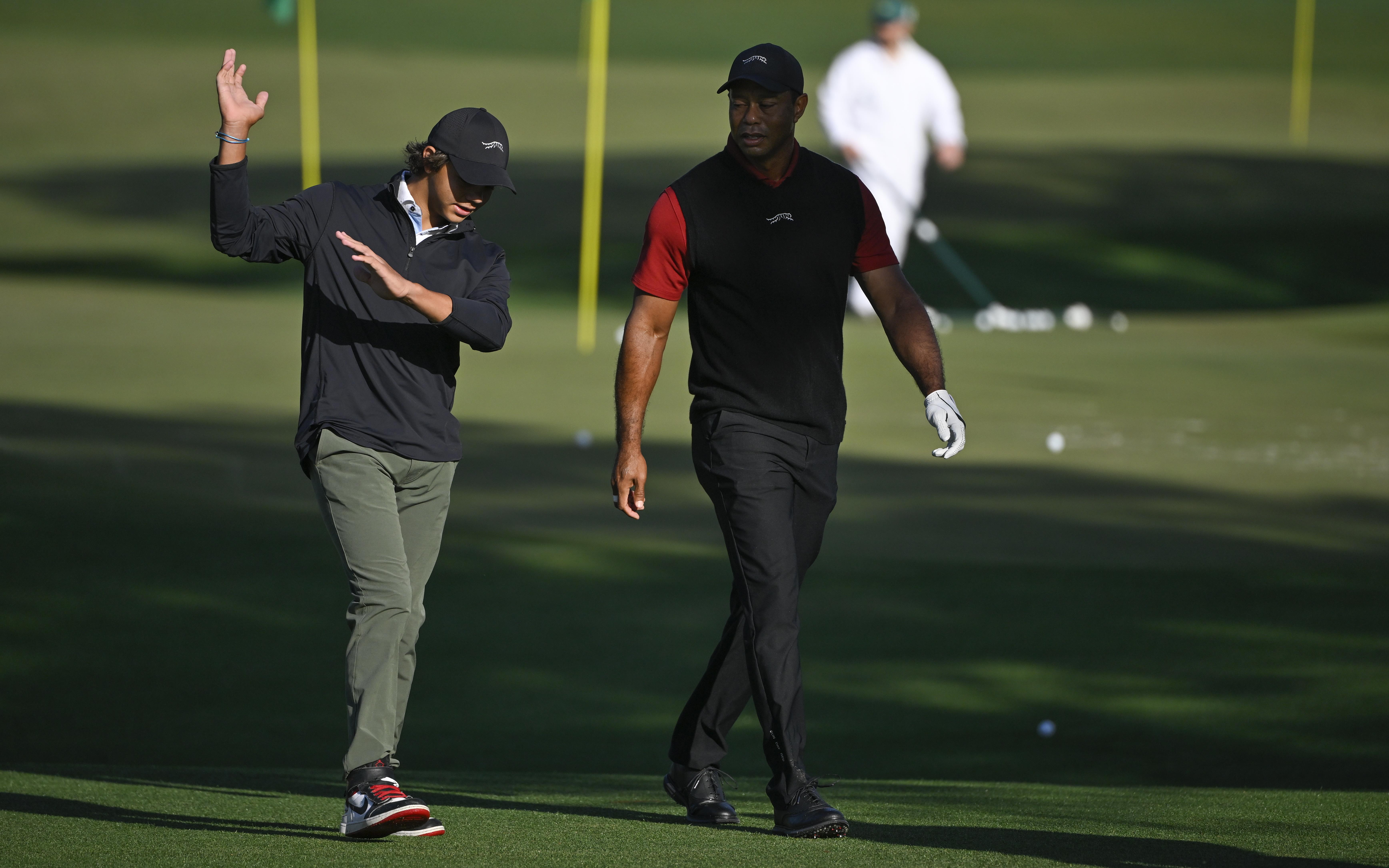 De Amerikaanse topgolfer Tiger Woods met zijn zoon Charlie tijdens de Masters op Augusta National in 2024