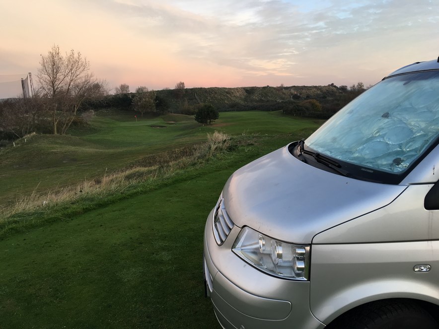 Bus geparkeerd op golfbaan The Dunes tee 9 in Zandvoort