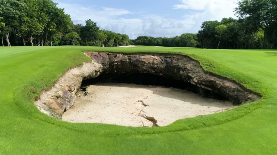 Zinkhole in Mexico golfbaan