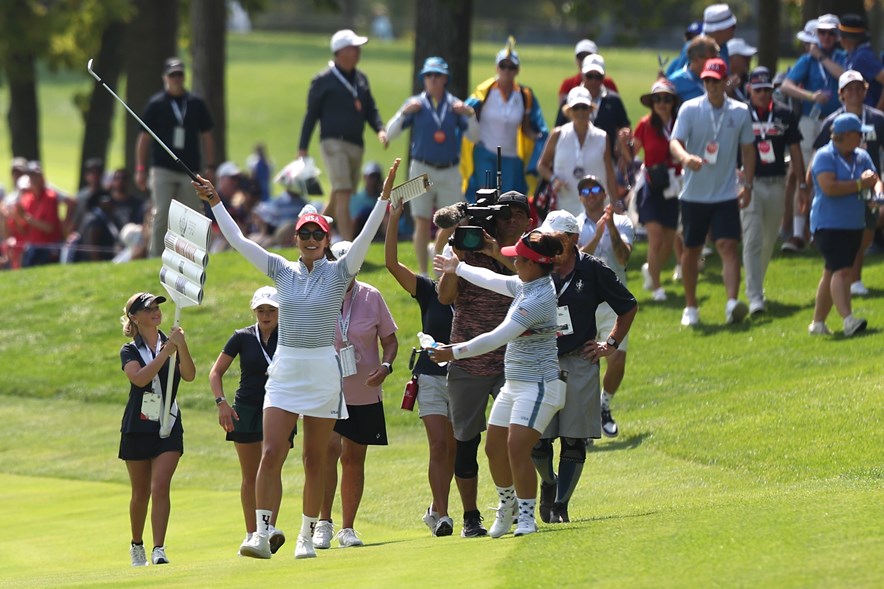 Alison Lee maakt eagle op hole 2 van de Robert Trent Jones Golf Club
