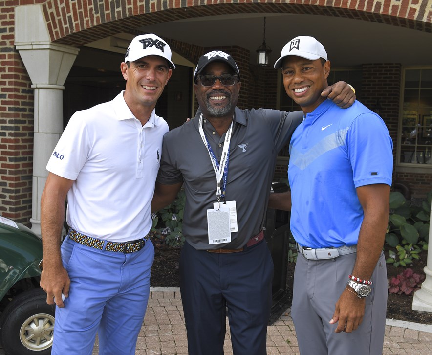 De Amerikaanse countryzanger Darius Rucker samen met topgolfers Tiger Woods en Billy Horschel