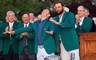 De Noord-Ierse topgolfer Rory McIlroy wint de Masters in 2025 en krijgt het groene jasje van Scottie Scheffler