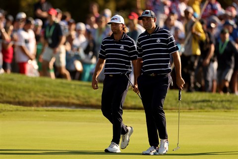 De Amerikaanse topgolfers Sam Burns en Scottie Scheffler tijdens de Ryder Cup van 2023