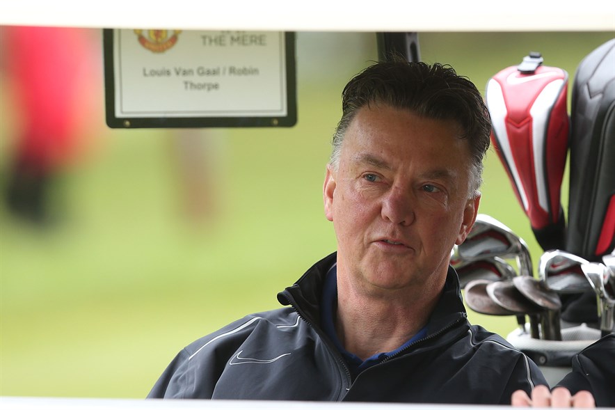 Louis van Gaal in de golf buggy