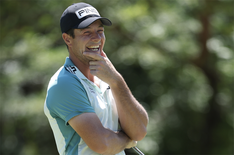 Viktor Hovland lacht altijd - nu omdat er een brutale aap zijn nootjes steelt