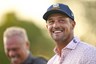 Bryson DeChambeau lacht