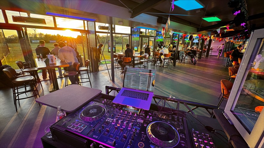 Golflounge sfeer deejay