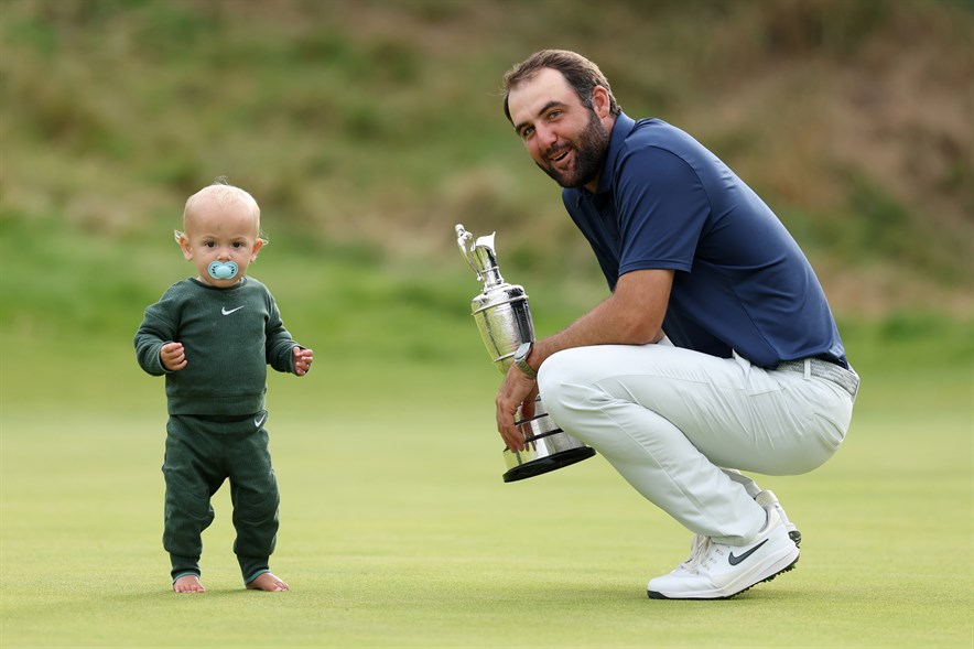 De Amerikaanse topgolfer Scottie Scheffler en zoontje Bennett na het winnen van The Open in 2025