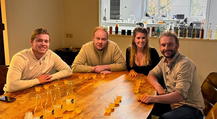 Eerste keer blind proeven LowCal Drinks - Aron Nederlof, Thijn Wollaars, Melanie en Joost Luiten