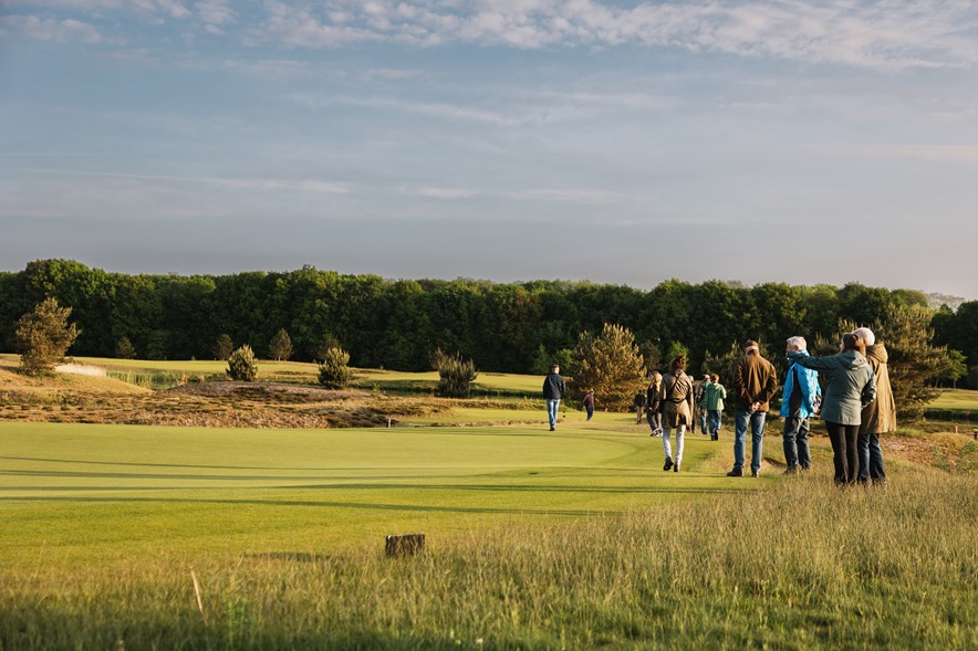 De groep loopt in de baan tijdens de NGF Birdwatchingday