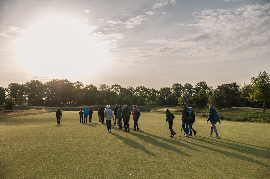 Groep loopt in de baan tijdens de NGF Birdwatchingday 2025
